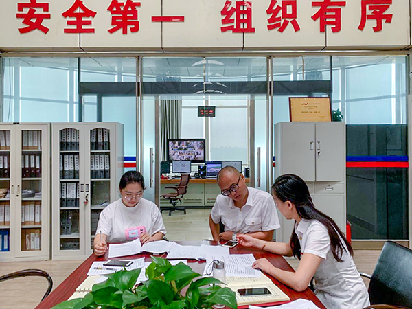 6月20日，運(yùn)行指揮中心協(xié)同各保障單位組織開(kāi)展了2019年大面積航班延誤應(yīng)急處置演練。.png