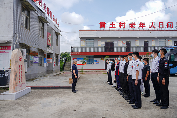 “助力鄉(xiāng)村振興，踐行艱苦奮斗” 將新員工黨性教育活動搬到對口幫扶村1.jpg
